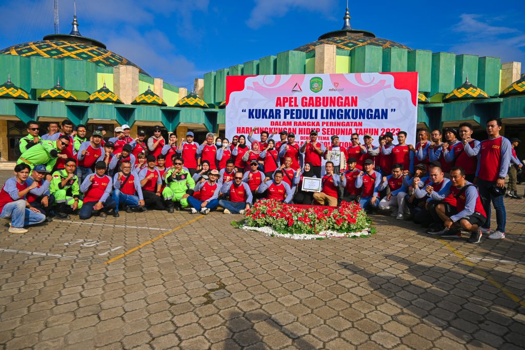 foto bersama pada kegiatan Apel gabungan Kukar Peduli Lingkungan